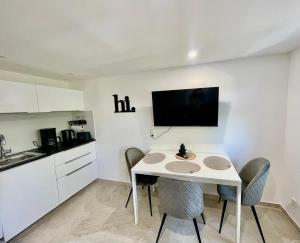 Neu modernisierte Dachgeschosswohnung mit separatem Schlafzimmer