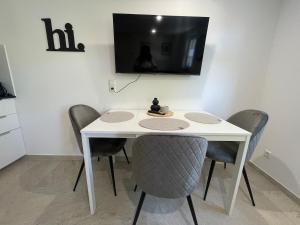 Neu modernisierte Dachgeschosswohnung mit separatem Schlafzimmer