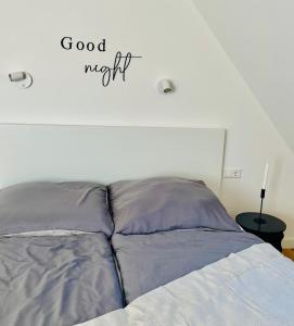 Neu modernisierte Dachgeschosswohnung mit separatem Schlafzimmer