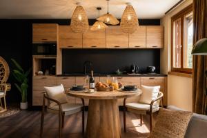 Refuge Tropical - suite pour couple avec balnéo 2 places et Cinema géant