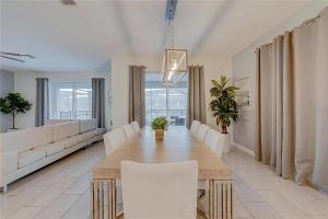 6 Bedrooms 5 Bathrooms Storey Lake 2760 Bd