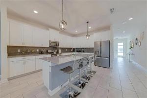 6 Bedrooms 5 Bathrooms Storey Lake 2760 Bd