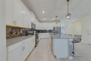 6 Bedrooms 5 Bathrooms Storey Lake 2760 Bd