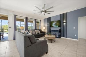 6 Bedrooms 55 Bathrooms Solterra 7841 Or