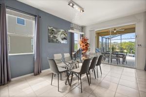 6 Bedrooms 55 Bathrooms Solterra 7841 Or