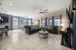 6 Bedrooms 55 Bathrooms Solterra 7841 Or