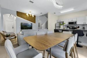 4 Bd 3 Ba Regal Palms 2725 Ca
