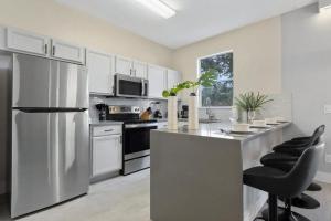 4 Bd 3 Ba Regal Palms 2725 Ca