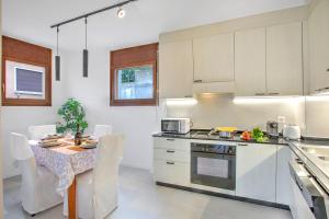 Casa Collina with Terrace & View - Happy Rentals