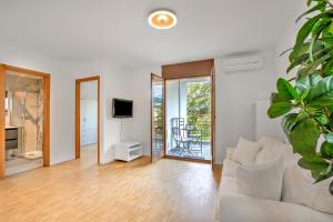 Casa Collina with Terrace & View - Happy Rentals