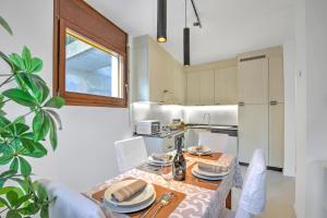 Casa Collina with Terrace & View - Happy Rentals