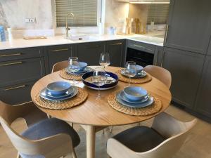 Apartament Motława Marine Holiday Gdańsk -55 m2 -BY THE RIVER- Balcony-PARKING GRATIS -Business stays