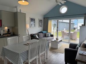 Rosies, The Bay, 2 bedrooms with ensuites, parking for 2 cars, 2 dogs welcome