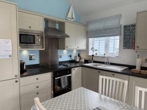 Rosies, The Bay, 2 bedrooms with ensuites, parking for 2 cars, 2 dogs welcome