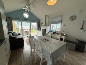 Rosies, The Bay, 2 bedrooms with ensuites, parking for 2 cars, 2 dogs welcome