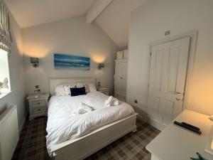 Rosies, The Bay, 2 bedrooms with ensuites, parking for 2 cars, 2 dogs welcome