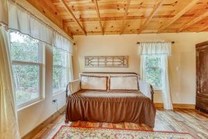 Adorable Studio Cabin with Covered Porch, Near Main Street, 2 Dogs OK