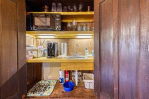 Adorable Studio Cabin with Covered Porch, Near Main Street, 2 Dogs OK