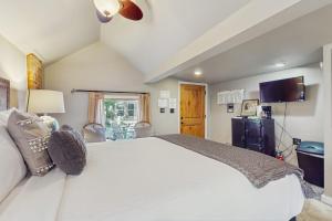 Romantic Cabin with a Patio - Walk to Restaurants, Tasting Rooms & More