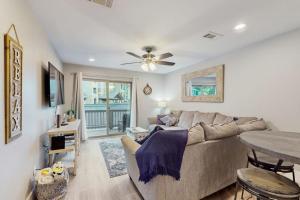 Condo Near Lake Horseshoe Bay with Private Balcony, WasherDryer, AC, WiFi