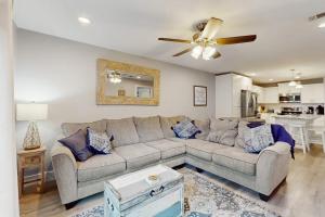 Condo Near Lake Horseshoe Bay with Private Balcony, WasherDryer, AC, WiFi