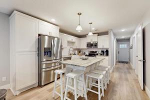 Condo Near Lake Horseshoe Bay with Private Balcony, WasherDryer, AC, WiFi