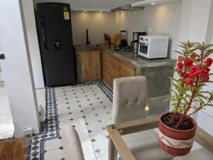Walled City 2-bedroom 2-bath Apartment with Patio