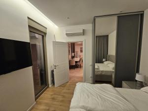 Luxury Airport Residence - Private Jacuzzi&Terrace