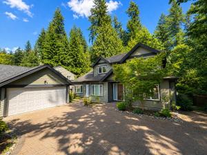 Heart of North Van: 2BR Retreat with Huge Backyard