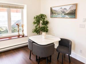 Heart of North Van: 2BR Retreat with Huge Backyard