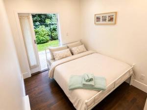 Heart of North Van: 2BR Retreat with Huge Backyard