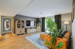 Designer Condo, 7-Min Walk to NRG