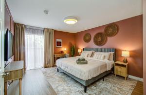 Designer Condo, 7-Min Walk to NRG