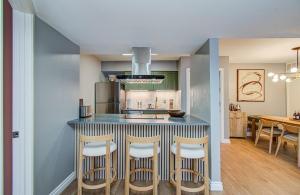 Designer Condo, 7-Min Walk to NRG