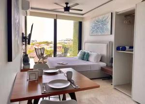 Sea View Studio w Rooftop Pool Near 5th Ave