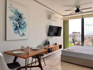 Sea View Studio w Rooftop Pool Near 5th Ave