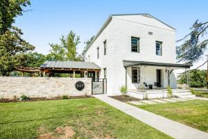 Historic Home a Block from Main St with Hot Tub, Sauna, Fast WiFi & Firepit