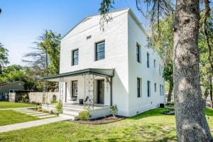 Historic Home a Block from Main St with Hot Tub, Sauna, Fast WiFi & Firepit