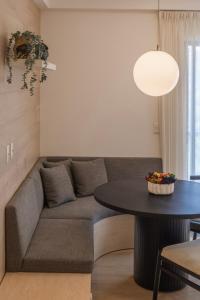 Upscale 2BR 2BA, AC, Balcony, Gym, Pool & Skydeck
