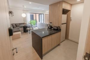 Upscale 2BR 2BA, AC, Balcony, Gym, Pool & Skydeck