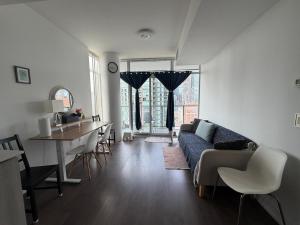 Skyline View 2BD Condo in Downtown Toronto