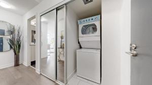 Skyline View 2BD Condo in Downtown Toronto