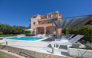 Beautiful Home In Kastel Luksic