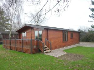 Charming Cottage in Romney Marsh Britain with Wooden Deck