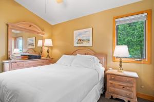 Sunset Shores - Lakeside Cabin #1 by Simple Life Rentals