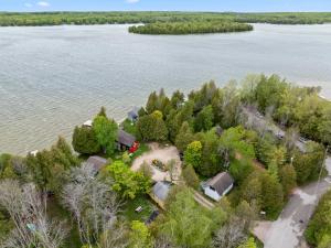 Sunset Shores - Lakeside Cabin #1 by Simple Life Rentals