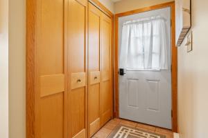 Sunset Shores - Lakeside Cabin #1 by Simple Life Rentals