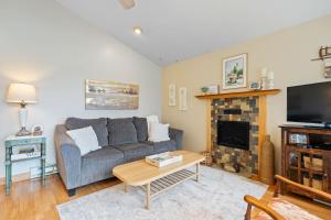 Sunset Shores - Lakeside Cabin #1 by Simple Life Rentals