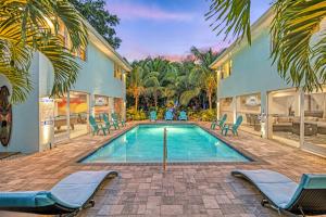Walk to Siesta Key Beach and Village, Pool, Dock, Game Room!