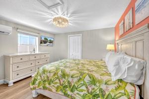 Walk to Siesta Key Beach and Village, Pool, Dock